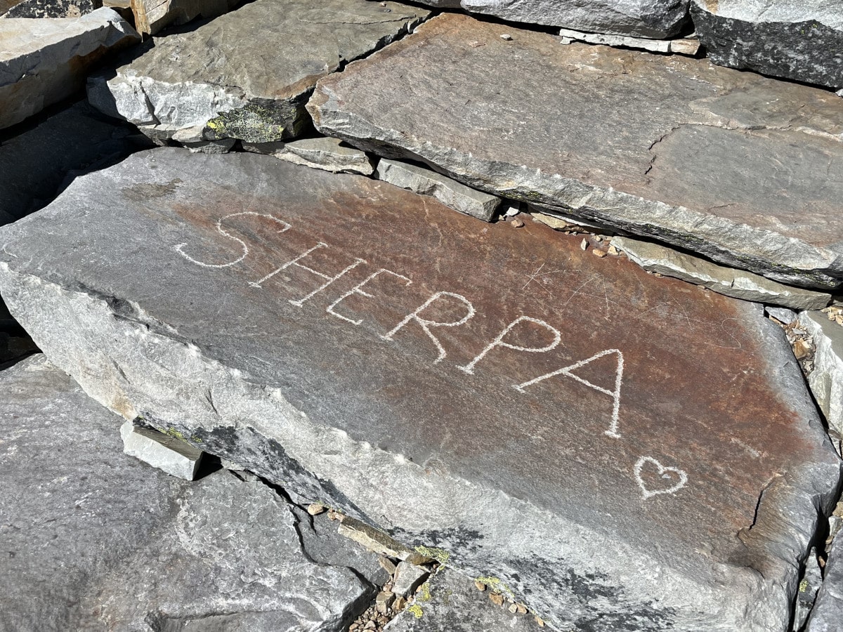 Bilde asv sherpa-signatur i stein.