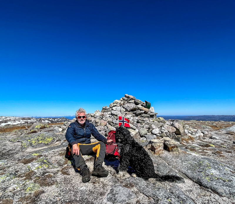 Bilde av Alva og meg med norsk flagg på Høgevarde-toppen.