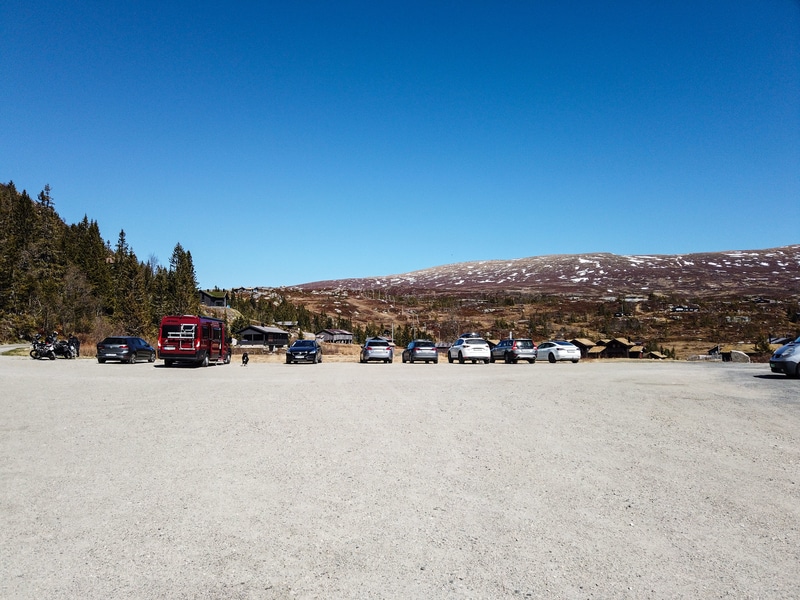 Bilde av p-plass med flere biler.