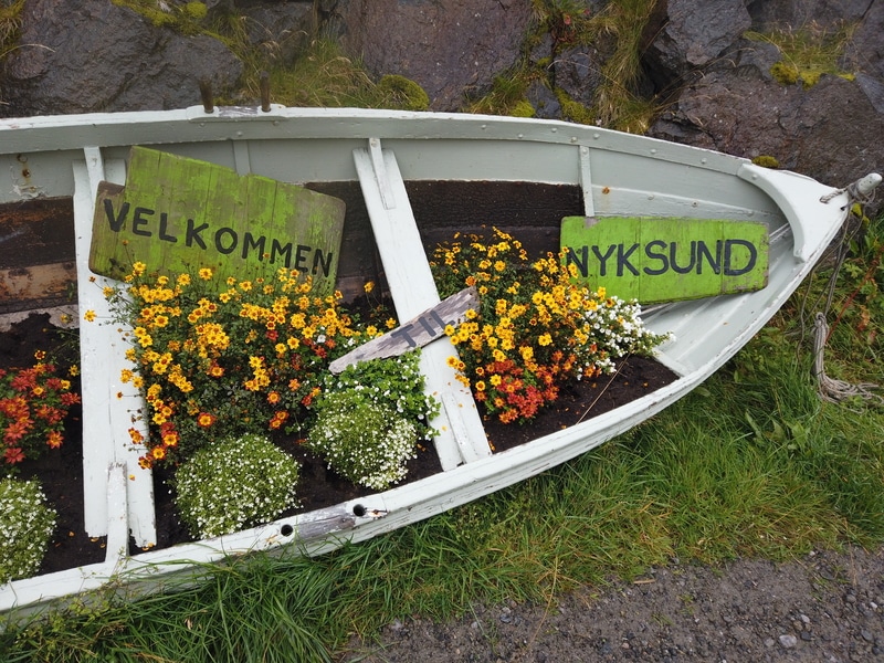 Bilde av robåt med velkomstskilt til Nyksund.