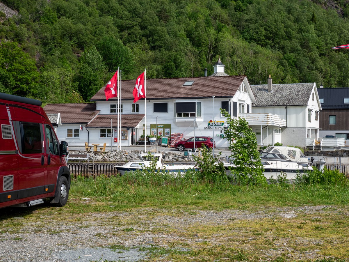 Bobilparkering ved Joker-butikk i Erfjord.