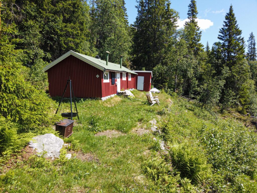Bilde av rød hytte.
