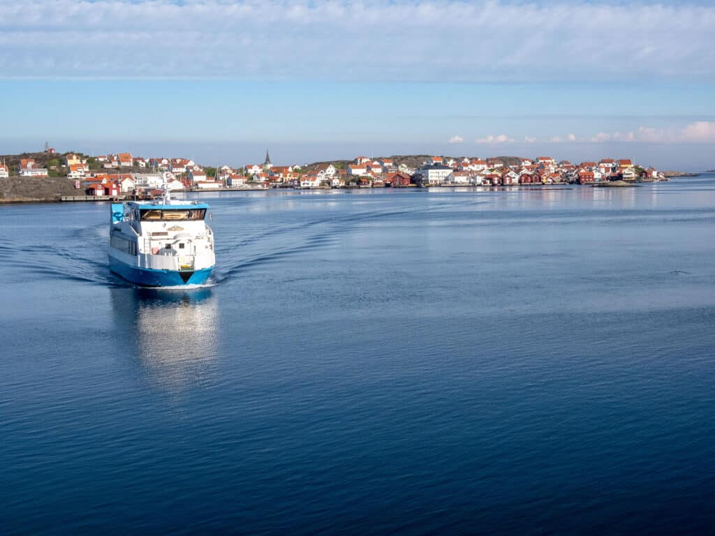 Båt og Gullholmen i bakgrunnen.